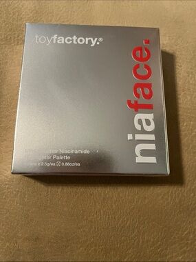 Toyfactory Silver Highlighter Compact - Silver & Red Logo